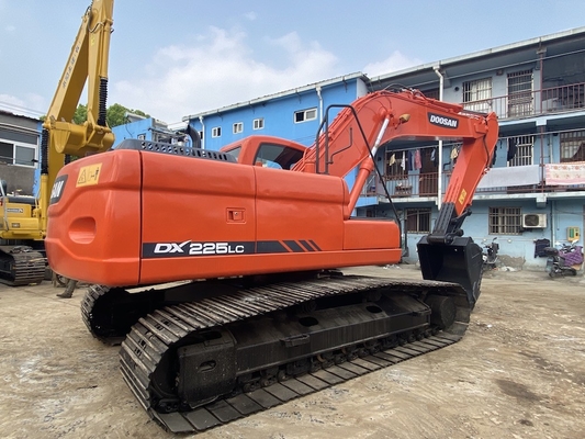 ۲۲ تن کاوشگر کرولری دوسان DX225 با قدرت موتور ۱۵۷ کیلو وات و ظرفیت سطل ۱٫۰۵ متر