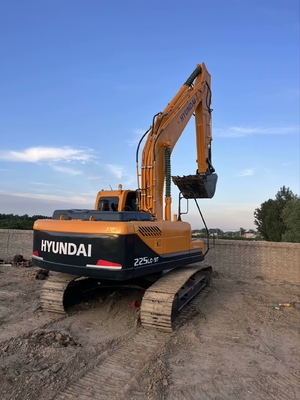 ۲۲ تن ماشین حفاری هیوندای R225 استفاده شده از قدرت موتور ۱۱۲ KW و ظرفیت سطل ۱.۰۵ M3